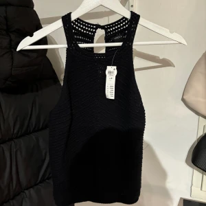 Svart stickat linne ifrån Lindex  - Svart stickat linne ifrån Lindex i storlek S. aldrig använt (prislappen finns kvar) köpt för 249kr💗