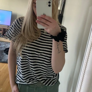 Randig T-shirt  - Randig T-shirt från lager 157. Skicka för bild på!