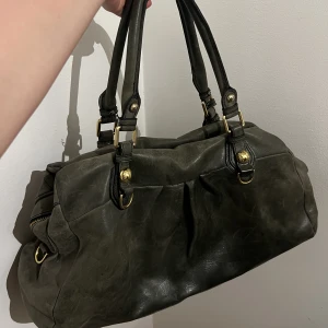 Väska - Vintage väska från Dolce Gabbana köpt från Vestiaire Collective för några år sedan. Fint skick