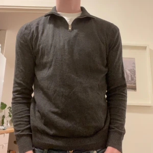 Quarter zip - Tja! Säljer nu min quarterzip från märket ”jack & jones.” Storleken är M men sitter mer mot S hållet!