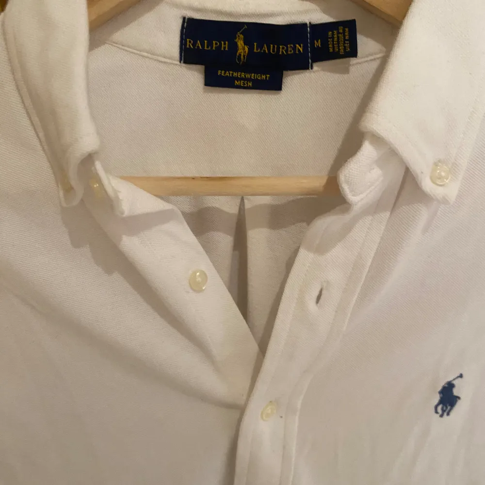 Jag säljer min extremt eftertraktade Ralph lauren skjorta, Stl M, färg vit. Utmärkt skick utan defekter! Ny pris 1800kr. Skjortor.
