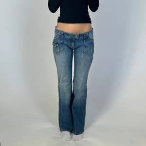 De snyggaste bootcut jeansen😍 Tjockt jeans material