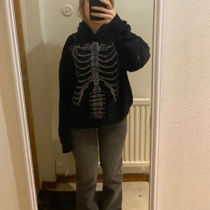 Hoodie  - Hoodie från H&M. Storlek 170, skulle säga att det passar någon som har storlek s. Nyskick