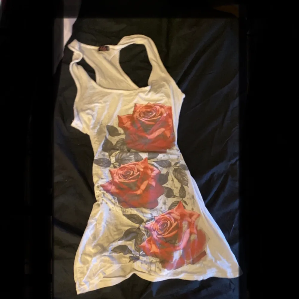 Super fint linne/klänning med roser på, den är 74cm lång❤️💕💕. Toppar.