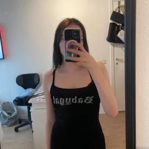 Svart miniklänning - Fin klänning knappt använd. Några kristaller saknas från ”b” i ”Babygal”