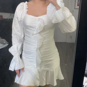 Klänning - Klänningen är helt nyköpt. Aldrig använd. Det är storlek xs men den är stretchig. Passar bra nu till studenten🥳