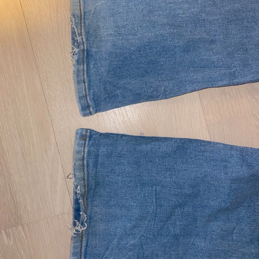 Lågmidjade jeans från Ltb i storlek 25/30 💞 Har lite slitningar längst ner men annars sparsamt använda o i väldigt fint skick. Köpte för 700 kr, slutsålda! Kom med bud om du är intresserad!. Jeans & Byxor.