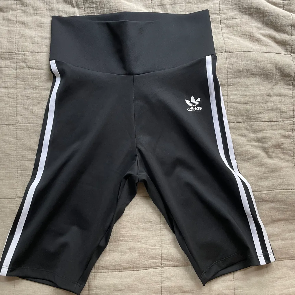 Säljer dessa skit snygga träninhsshotsen från Adidas med lappen kvar! Står inte exakt storlek men skulle uppskatta mellan en xs och s! Köptes för 379kr!. Shortsit.