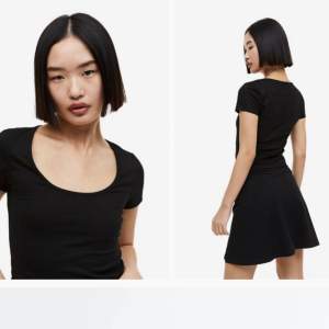 H&M kortärmad topp basic svart black  Sökord: tshirt t-shirt half short sleeve i storlek S