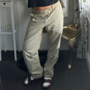 Beige byxor - Ett par beige baggy chinos-liknande byxor. Köpta secondhand, mycket bra skick! De är insydda lite i midjan men går mycket utmärkt att sprätta upp om så behövs! Lågmidjade! Stl L men eftersom midjan är insydd passar de mig som är S/M. Jag är 170cm. 