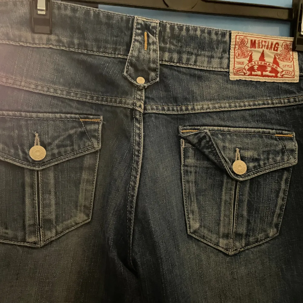 Lågmidjade blåa jeans från Mustang😻 se bilden för stl! Skriv om ni har frågor eller vill diskutera priset. . Jeans & Byxor.