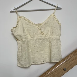 Gullig topp - Gullig topp med fint mönster💗💗 den är lite insydd på sidorna, storlek saknas men skulle säga S/M