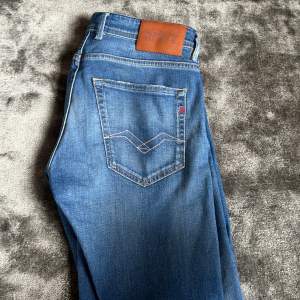 Ett par Replay jeans i väldigt bra skick 9/10 måtten 29L 32W. Ny pris 1699 mitt pris 799 för mer information skriv i pm mvh Nils 