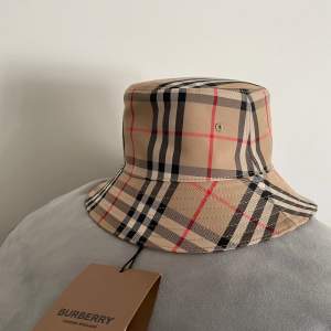 En helt ny Burberry bucket hat med tags! Köpt på ”S&C Hype” i Jönköping Intressekoll…
