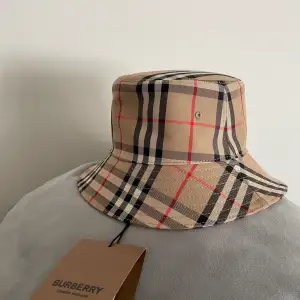 En helt ny Burberry bucket hat med tags! Köpt på ”S&C Hype” i Jönköping Intressekoll… (Inga returer)