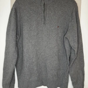 Tommy Hilfiger stickad tröja - Storlek m men den bör passa en L också då den är stor i storleken.  Nypris 1500 på zalando  Köparen står för frakt  