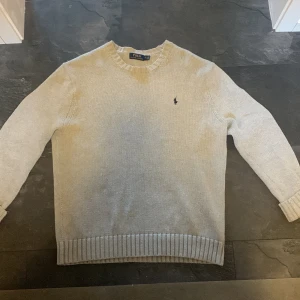 Ralph Lauren tröja - Tjena, säljer nu min stickade Ralph lauren tröja då den är för stor för mig. Skicket på tröjan är väldigt bra då den använts ett få tal gånger. Nypris är 2200. Vid fler frågor är det bara att skriva.