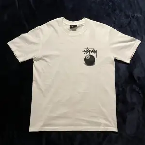 Säljer den feta stussy 8 ball x Nike t shirten passar perfekt men håller på rensar mitt garderob så försöker att få bort den. Inga skador eller skäckar ifall 