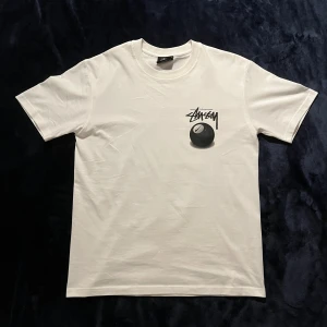 Stussy t shirt - Säljer den feta stussy 8 ball x Nike t shirten passar perfekt men håller på rensar mitt garderob så försöker att få bort den. Inga skador eller skäckar ifall 