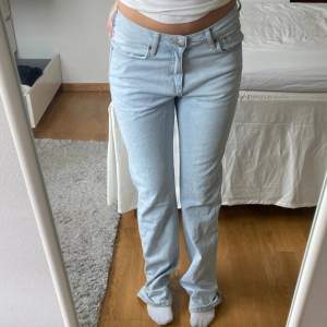 Säljer dessa Lowwaist jeans från bikbok❤️lite slitna längst nere vid benen som ni kan se på sista bilden