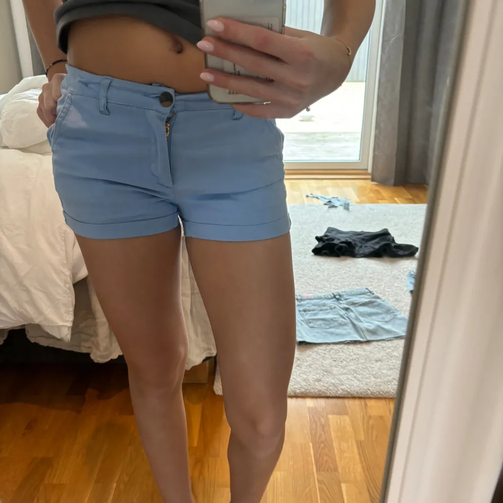 En par snygga blå shorts från Holly whyte❤️Jätyeskönt material och stretchiga❤️. Shorts.