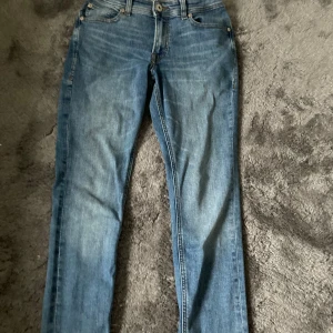 Jeans Jack and Jones  - Säljer för dom är försmå har knappt aldrig använt dom väldigt fräscha  Slim fit 