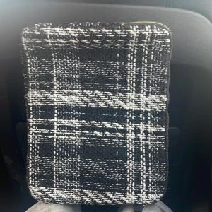 Datorfodral  - Jättefint datorfodral från hm lägger ut igen pga av oseriös köpare, bra skick har en lite grön fläck på insidan men inget som syns💗 skriv privat för fler bilder eller frågor