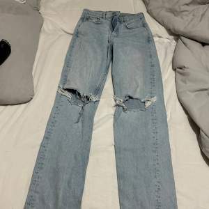 Säljer dessa fina highwaisted jeans från Gina. De är i mycket bra skick och man kan sy om dem till lågmidjat.