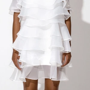 By Malina - vit klänning  - Intressekoll ☺️. Vit ByMalina studentklänning med volanger i XS. Använd en gång, superfin.