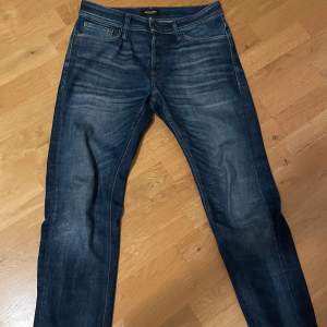 Säljer dessa snygga Jeans ifrån Jack & Jones. Väldigt bra kvalite inga defekter alls 10/10. Storlek 31/30 😁 Nypris 1000 kr mitt pris 399 kr. Tveka inte på höra av er vid minsta lilla intresse eller fundering. 🤝