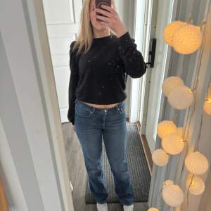 High waist bootcut jeans. Använda men hela.  Köpt för 400 säljer för 100🩷