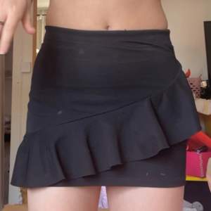 Jättefin kjol som jag köpte på Ullared för flera år sedan, står ingen storlek men passar mig som har storlek xs. TRYCK EJ PÅ KÖP NU UTAN SKICKA TILL MIG FÖRST!
