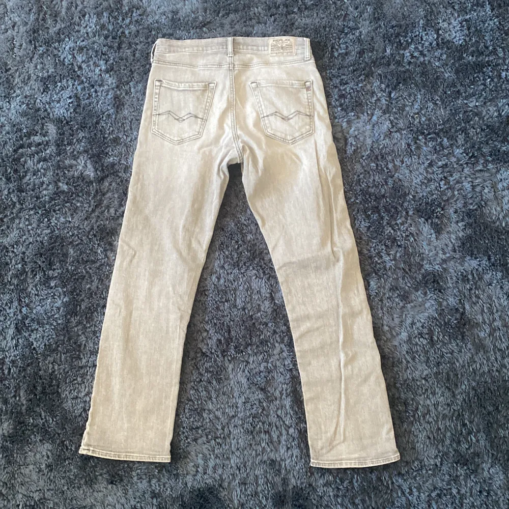 Säljer nu mina replay jeans i mycket bra skick! Säljer på grund av att dem är för små. Modellen är thad och storleken är 14 years, men passar även 160-170cm! Om du har någon minsta lilla fundering eller fler bilder så är det bara att höra av dig!😃. Jeans & Byxor.