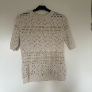 Stickad tröja - Jag säljer en stickad beige tröja från Zara, använd få gånger, är i väldigt fint skick. Säljer för jag inte har användning av den längre. Passar perfekt till vardags men även andra tillställningar. Går att förhandla!