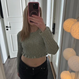 Stickad topp - Kroppad, stickad topp med lite volang. Som ny. Köpt för 200 säljer för 70🩷 