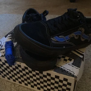 Vans skor - Skorna är i utmärkt skick och har använts max 3 gånger.  Priset går att pruta ner