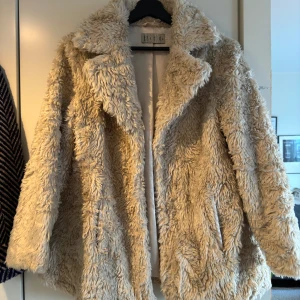 Pälsjacka  - Knappt använd! Passar storlek S/M. 