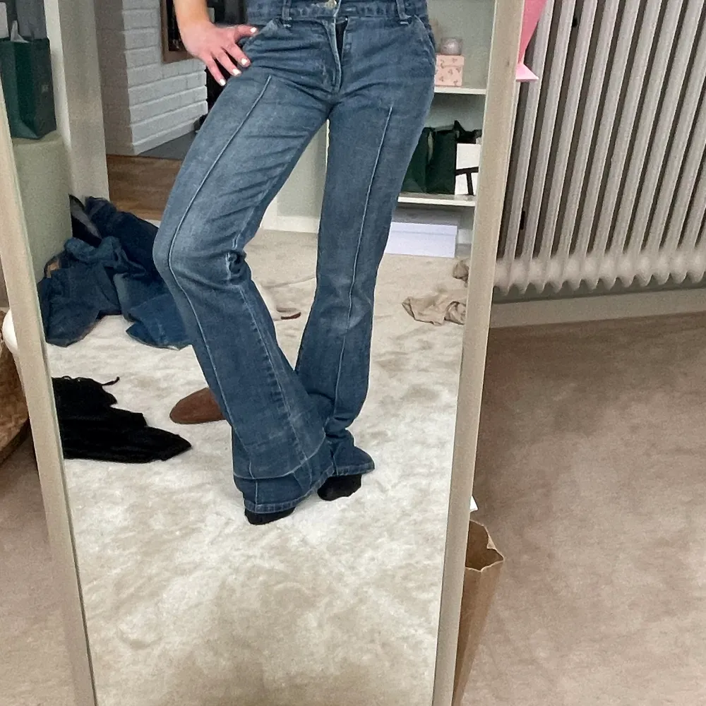 Så himla snygga, bootcut jeans! Dragkedjan är tyvärr sönder men det går att laga💕Midjemått: 35 cm Innerbenslängd: 84cm. Skriv för mer info💕 . Jeans & Byxor.