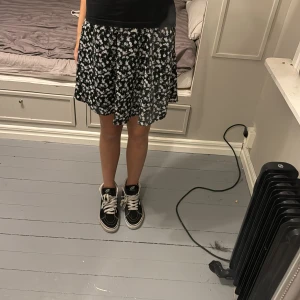 Blommig kjol - Jättefin blommigkjol som inte kommer till användning