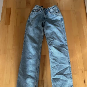 Weekday jeans Arrow straight  - W 26 L 32 med insydda resår så man kan dra åt om man vill minska glapp vid ryggen/midjan använda ett fåtal gånger så i superfint skick! Skulle motsvara S och är 167 och passar perfekt!