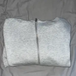 Hej, säljer en riktigt snygg pull&bear zip hoodie🤩. Nypriset är ca 5/600. Snörena har jag tyvärr tappat bort, men den är riktigt fet ändå. Skönt material, bra kvalitet och inga skador🤩. Storlek S men passar även M🤝Hör av dig vid frågor!