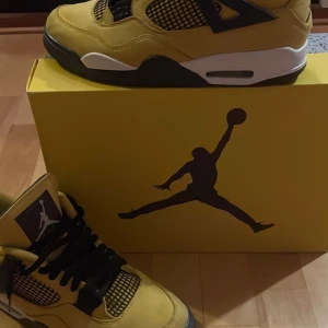 Jordan 4 lightning  - Tjena säljer dessa Jordan 4 för att jag aldrig använder dom, De är köpta på merchsweden. Knappt använda testade nån gång men inget man märker av, storlek 44, Mvh Anton 