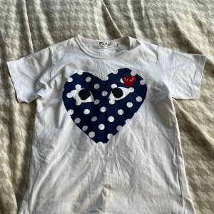Cdg t shirt  - Stilren t shirt till sommaren Skick 8,5/10 Kom dm om ni har frågor Säljer för den har blivit för liten som ni ser på andra bilden 