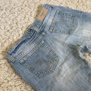 Jeans från Bigstar i snygg ljusblå wash, lågmidjad och bootcut modell. ❤️ Midja rakt över: 36cm, innerben: 74cm. Jag är 167cm. Om fler mått önskas är det bara att skriva. 🫶 Perfekt skick, endast minimal slitning vid hälarna. 😍 Säljer fler  jeans! ❤️