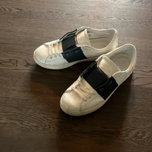 Valentino - En liten intresse koll på mina Valentinos som är spar samt använda och är i ett mycke fint skick. Box och dustbag med följer. Hör av er om ni undrar över nått. Tveka inte på att höra av er pris diskuteras vid seriös köpare 