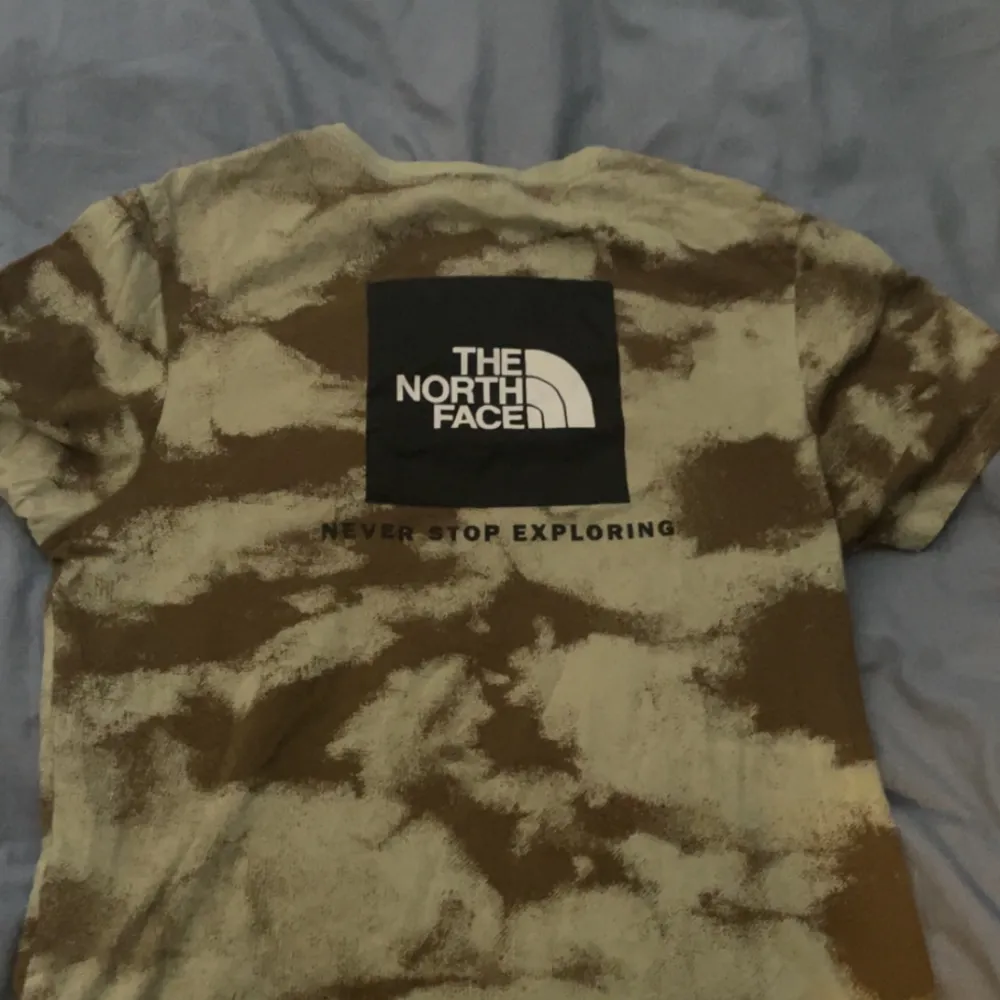 Säljer min nästan oanvända militär temade The North Face t-shirt i storlek medium. Inget fel på den, den är som ny och funkar bra till gymmet, sommaren.  . T-shirts.