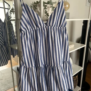 Randig miniklänning  - Blå vit randig miniklänning som ej kommer till användning = Bra skick 🩷