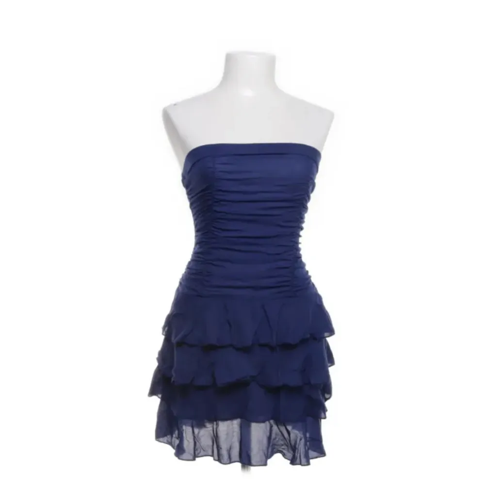 Superfin blå klänning med volanger💙 Köpt här på plick men var tyvärr lite kort på mig som är 175 cm. Bilderna är lånade. Klänningar.