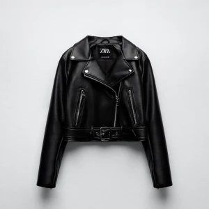 skinnjacka  - Säljer min skinnjacka från zara då den inte kommit till användning! (Använd en gång)Den är i storlek xs men skulle säga att den även passar s!  pris går att diskuteras vid snabb affär ❣️( köpt för 550!)