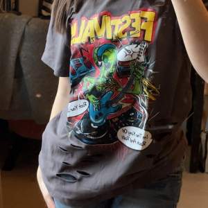 En liten oversized grå t-shirt använt fåtal gånger   Perfekt skick